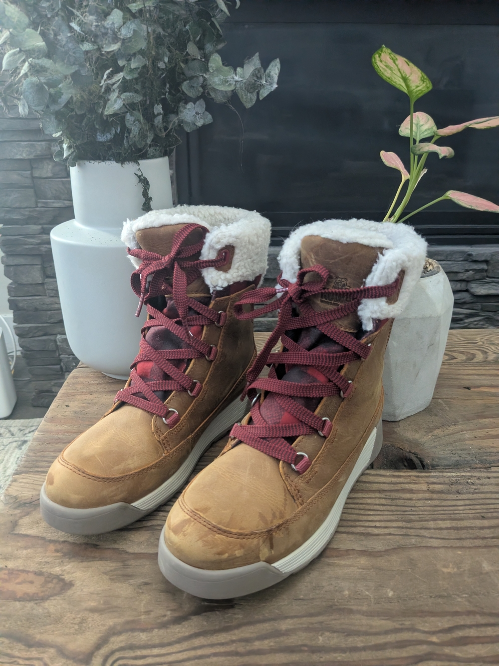 Kodiak Waterproof Boots Size 6 Tan And Red Shoelaces